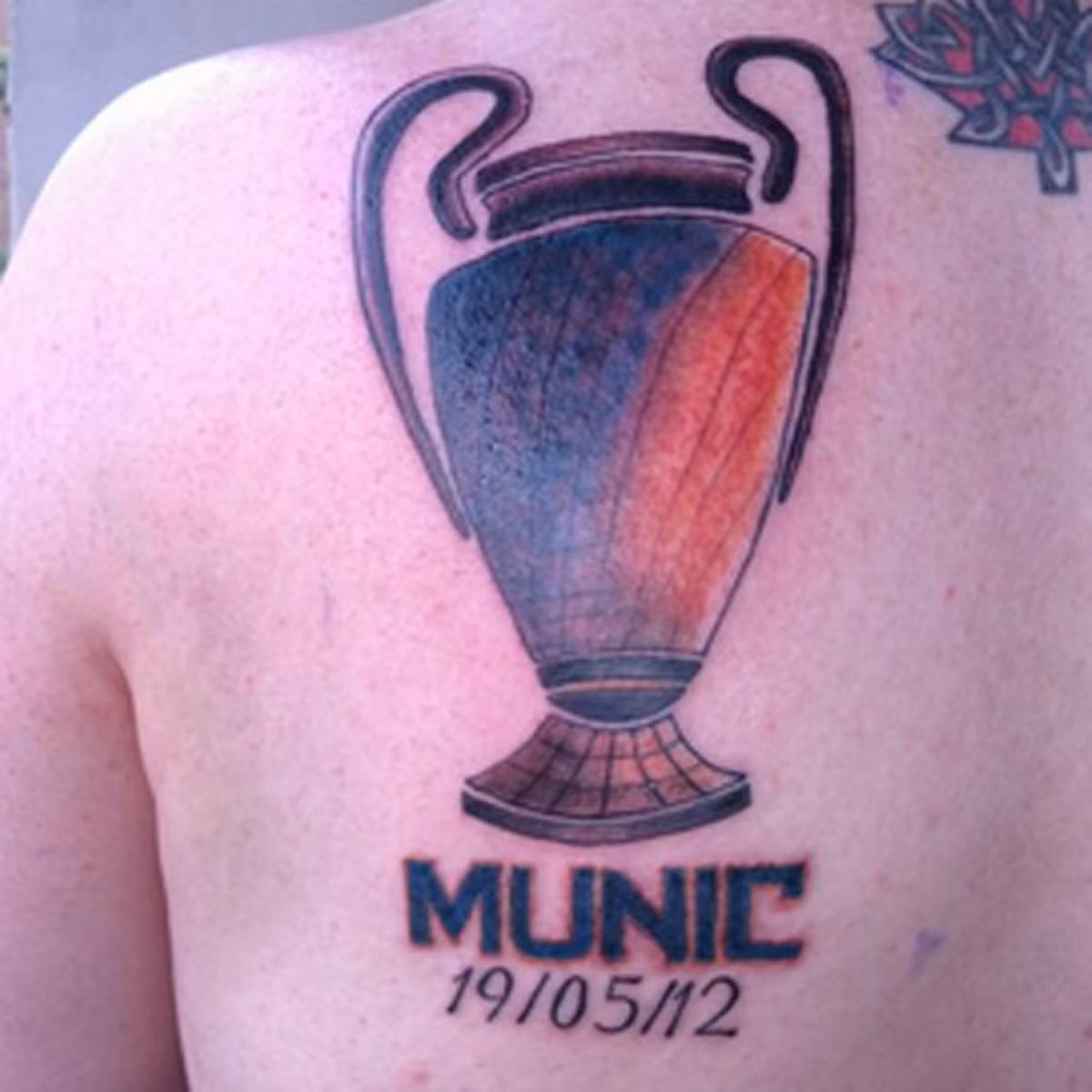 Để đánh dấu chức vô địch của Bayern Munich tại UEFA Champions League 2012, một fan hâm mộ của Hùm Xám đã xăm kỷ niệm này lên phần ngực của mình ăn mừng chiến thắng.