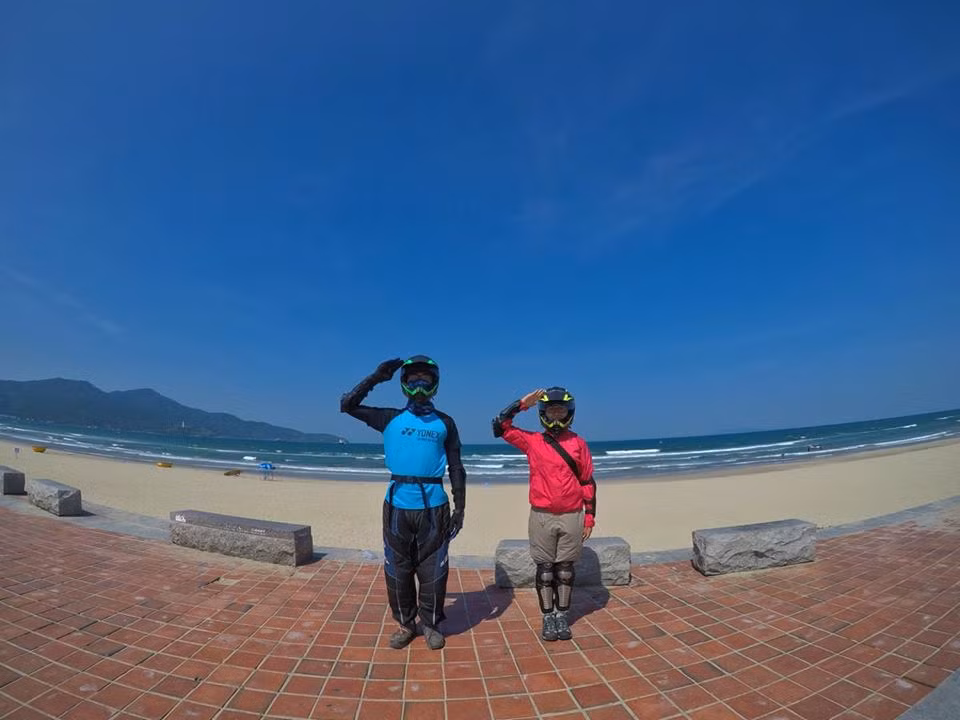 Cùng nhau sẻ chia trong quãng đường dài, đi qua nhiều danh thắng và những cung đường đẹp, tình cảm của cặp đôi lại càng thêm gắn bó. Thúy Hằng cho hay điểm đến để lại nhiều ấn tượng nhất cho cả hai người là một bãi biển hoang sơ ở Phú Yên được phát hiện ra sau 13km off-road đường bùn và đồi sau vịnh biển quanh co.