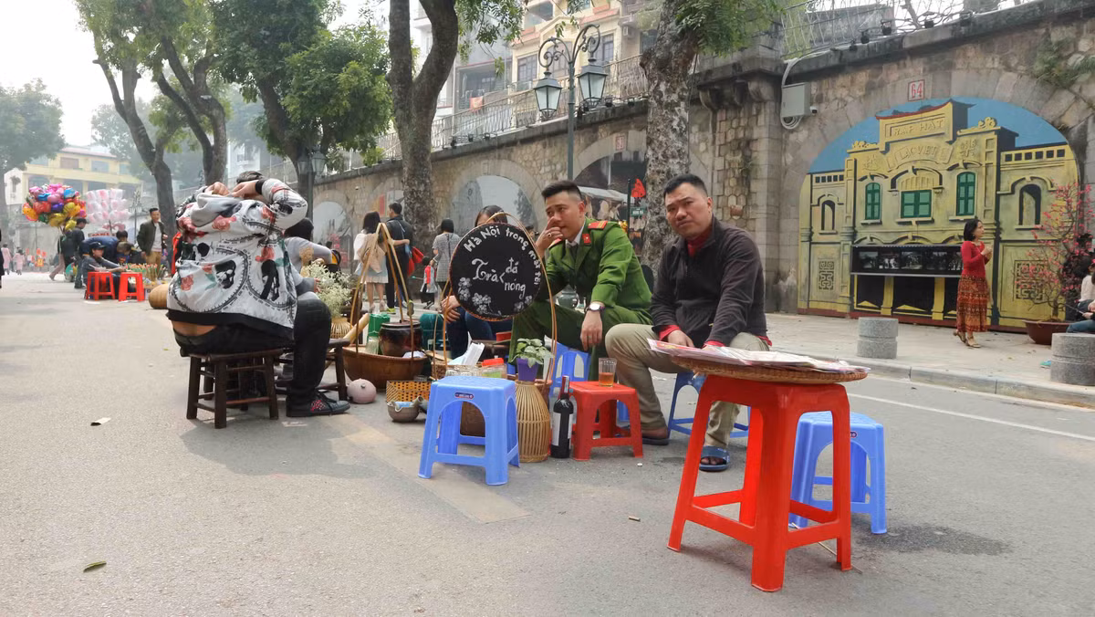 Không chỉ mang đến cho người Hà Nội những khoảnh khắc hoài niệm về cái Tết xưa, không gian văn hóa phố cổ Phùng Hưng còn khiến nhiều người cảm nhận được sự nhộn nhịp trong những ngày cận Tết và nét mộc mạc xưa cũ.