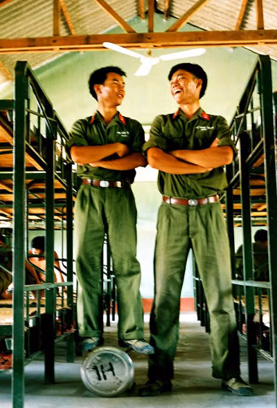 Sau những giờ học tập nghiêm túc những chàng lính trẻ lại vui đùa.