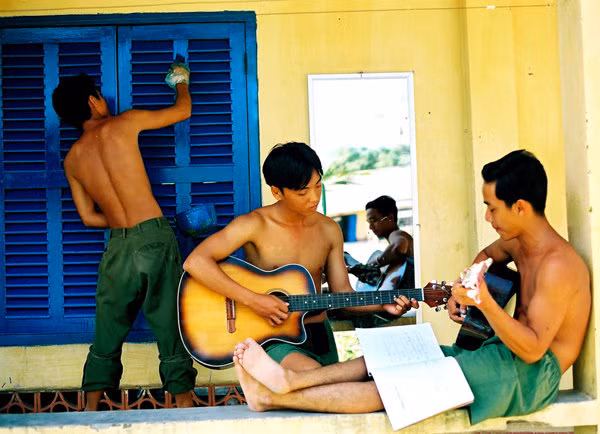 Buổi chiều là giờ phút thư giãn với tiếng đàn hay cặm cụi với công việc riêng của mỗi chàng lính trẻ.