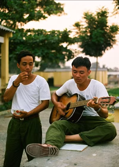 Chiếc đàn ghi ta trên tay, anh lính trẻ "quạt" những đoạn nhạc và nghêu ngao câu hát.