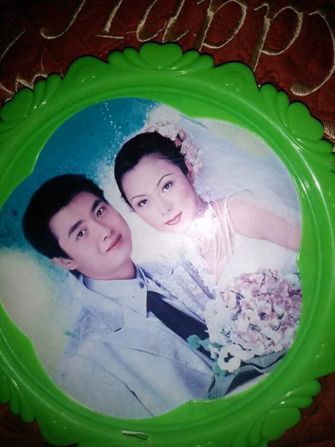 Gương thường có viền nhựa bằng một màu duy nhất khi đỏ khi xanh, đằng sau có kẹp ảnh của những ca sĩ nổi tiếng thời ấy như Đan Trường, Cẩm Ly hay những cặp đôi diễn viên nước ngoài nào đó.