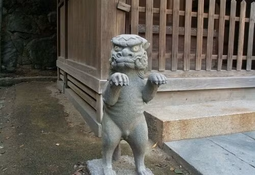 Ngồi nhiều quá ê mông rồi, chú sư tử đá này đứng dậy và có dáng đi chẳng kém gì zombie.