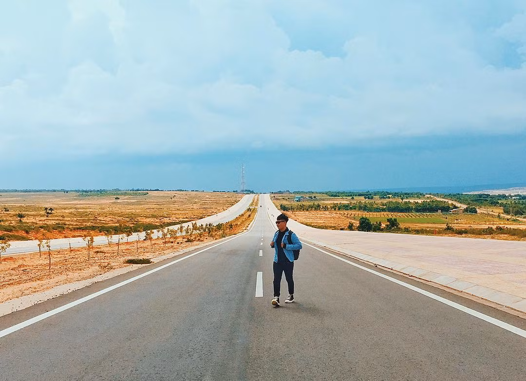 Bàu Trắng còn giữ riêng cho mình một nét đẹp hoang sơ của vùng hoang mạc khiến ai đã từng một lần nhìn thấy đều cảm thấy nao lòng.