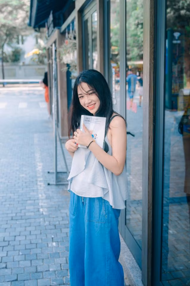 Diện chiếc quần jean màu xanh cách tân với ống rộng, chiếc áo hai dây bèo, cùng gương mặt xinh đẹp và thần thái diễn xuất tốt, Tiêu Ngọc hiện lên cực nữ tính nhưng không kém phần cá tính và thời trang.
