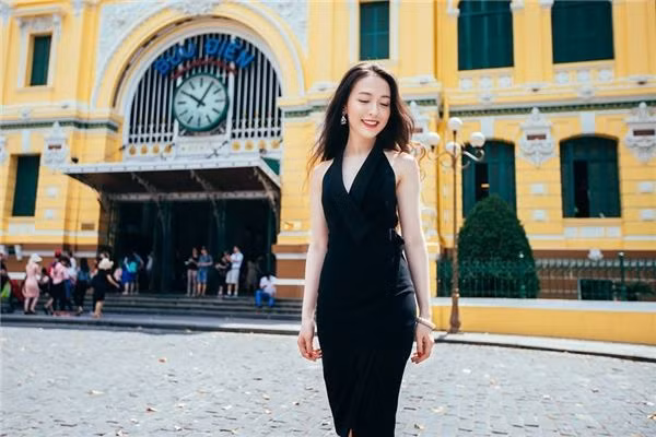 Không chỉ tài giỏi, Kiều Phương còn thu hút mọi người bởi ngoại hình xinh đẹp đặc biệt là nụ cười tỏa nắng và phong cách nữ tính, trẻ trung.
