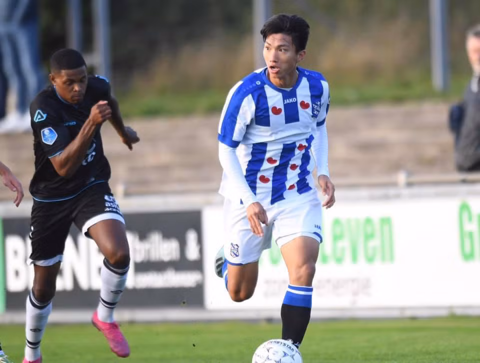 Trước đó, trang mạng xã hội chính thức của SC Heerenveen cũng gửi lời chúc mừng Văn Hậu bằng dòng trạng thái: "Khi giấc mơ trở thành sự thật. Khoảnh khắc tuyệt đẹp. Đoàn Văn Hậu có màn ra mắt SC Heerenveen".