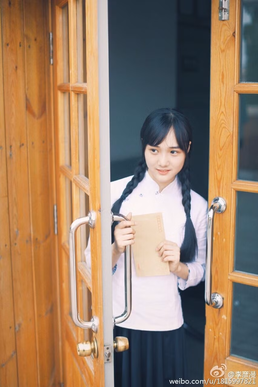 Vẻ đẹp trong sáng của cô thôn nữ Lý Ngạn Mạn trong bộ trang phục truyền thống xứ Trung khá đẹp.