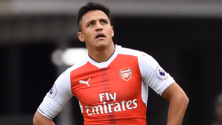 Man City tiếp tục ép giá Sanchez: Theo thông tin chuyển nhượng từ tờ The Sun, Man City sẽ trở lại trong vụ này vào tháng 1. Dù vậy, giờ đây, họ chỉ chấp nhận trả 20 triệu bảng cho Arsenal. Bằng không, CLB thành Manchester sẽ đợi tới kỳ chuyển nhượng mùa Hè 2018 để đón tiền đạo này theo dạng chuyển nhượng tự do. Ảnh: The Sun