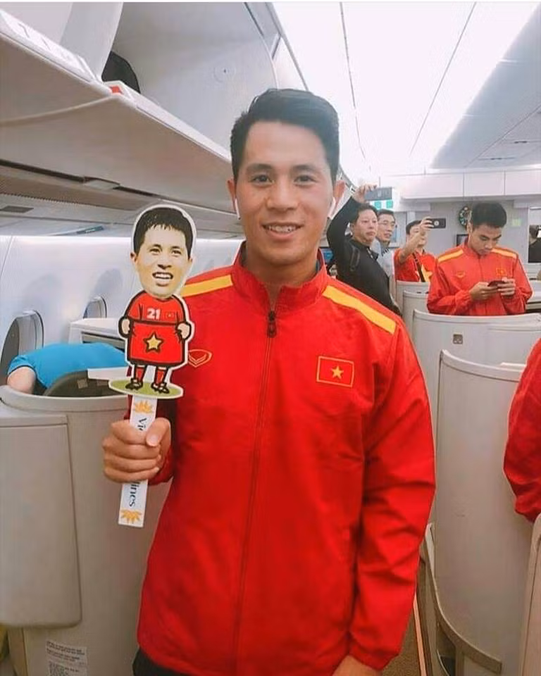 Đình Trọng khoe tấm ảnh với ticker có gương mặt của mình.