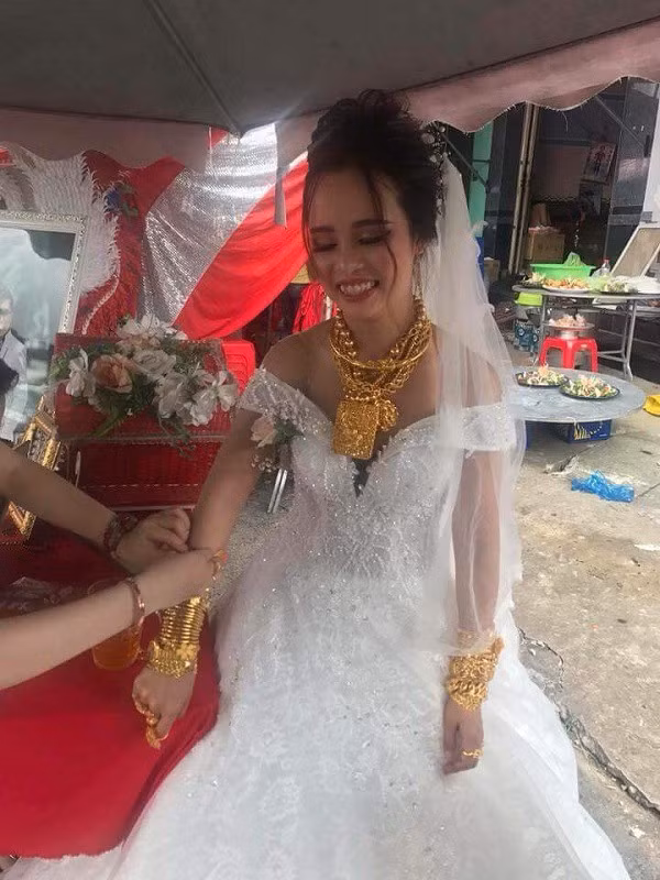 Trong lễ cưới, phía nhà trai cho cô dâu 20 cây vàng 24k. Cha dượng cô dâu tặng 20 cây vàng, người mẹ ruột cho con gái 50 cây vàng cùng rất nhiều vàng từ những người thân khác. Tổng giá trị hồi môn cô dâu nhận được là 129 cây vàng.