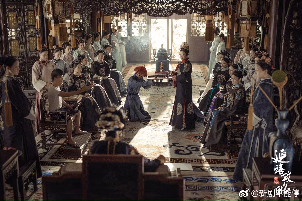 Từ vai hoàng thượng, Xuân Huy đã hóa thân thành cung tân mỹ nữ của Diên Hy Công Lược.