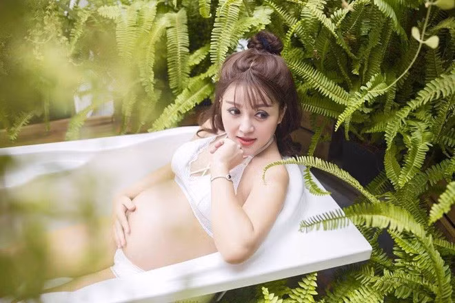 Lúc mang bầu bé Cherry, chị Ly Ly cũng không bị xổ dáng quá nhiều, ngoại hình vẫn khá thon gọn.
