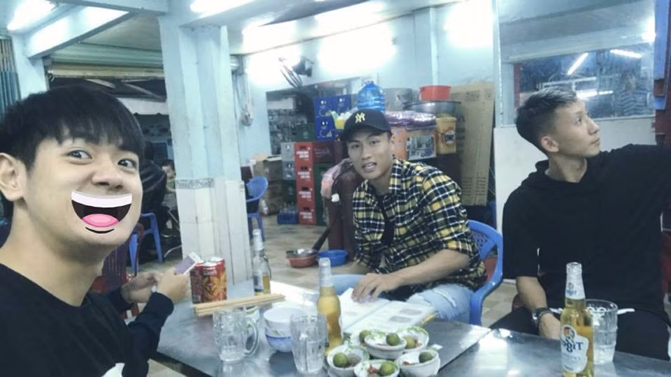 Tuấn Sơn cũng có nhiều khoảnh khắc đùa vui với các cầu thủ và họ cũng thường xuyên like ảnh của anh bạn này trên MXH.