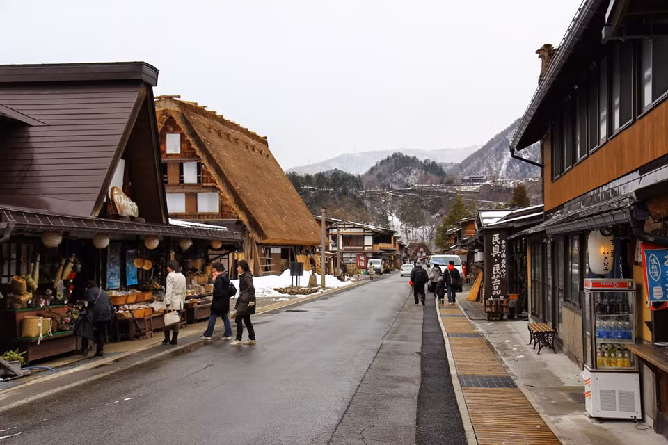 Đường xá tại làng cổ Shirakawa-go khi mùa xuân tới được dọn dẹp vô cùng sạch sẽ để tiếp tục đón những vị khách du lịch.