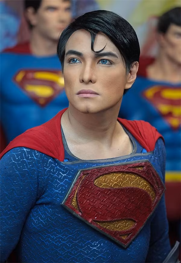 Với niềm đam mê tột cùng với nhân vật Superman, người đàn ông có tên Herbert Chavez 38 tuổi người Calamba, Philippines đã tự biến mình trở thành nguyên mẫu của siêu anh hùng này.