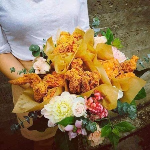 Trong mỗi bó hoa là các món ăn vặt quen thuộc như đùi gà, xúc xích, cá viên, hồ lô chiên, phô mai que, đậu bắp...