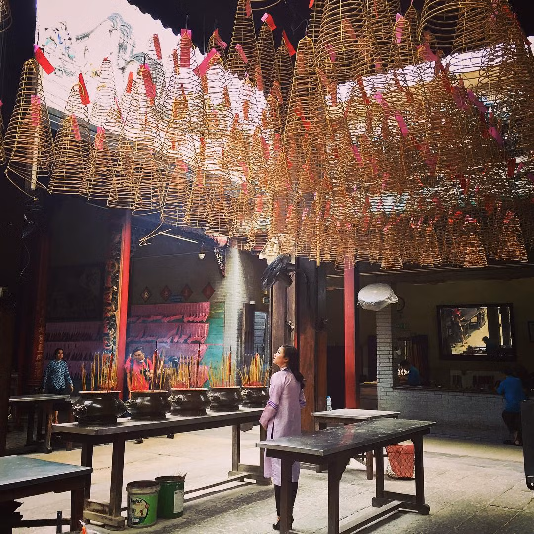 Ngoài những ngôi nhà cổ, trong khu người Hoa còn có nhiều ngôi chùa với những nét đặc trưng rất riêng. Tiêu biểu là chùa Bà Thiên Hậu (cách gọi của người Việt) là một điểm đến đầy hấp dẫn ở khu Chợ Lớn. Đây là một trong những ngôi chùa cổ nhất người Hoa đã gây dựng ở Chợ Lớn xưa (vào khoảng năm 1760). Ảnh:@aplus