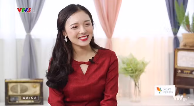 Trong mắt nhiều người công việc MC truyền hình yêu cầu rất khắt khe, không chỉ sở hữu gương mặt ưa nhìn mà còn phải có cả chiều cao chuẩn. Tuy nhiên, dân mạng lại vô cùng bất ngờ khi cô nàng dân chương trình "chuyện đêm muộn" tiết lộ chiều cao thật.
