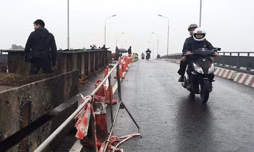 Chiều 9/3, Sở GTVT tỉnh Hải Dương cho phép ôtô từ 16 chỗ ngồi trở xuống lưu thông qua cầu An Thái, giảm áp lực cho phà Mây. Ảnh: Hoàn Nguyễn.