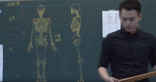 Theo điều tra của cư dân mạng, anh chàng soái ca đó có tên Zhong Quanbin hiện là một họa sĩ và thầy giáo chuyên vẽ tác phẩm giải phẫu tạo hình được vẽ như thật ở trên bảng.