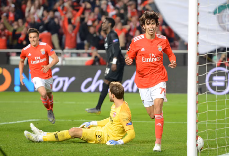 Man City đã thể hiện sự quan tâm với cầu thủ của Benfica, Joao Felix và điều tuyên bố sẽ tranh dành cẩu thủ này với Chelsea.