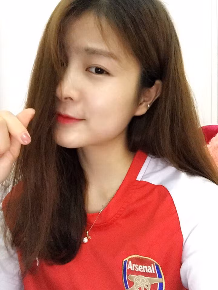 Dương Thị Nhật Lệ (SN1993) đến từ Thanh Hóa, cô nàng này là cựu sinh viên trường Học viện Tài chính, Hà Nội). Ngay sau hình ảnh xúc động của mình được ghi lại, fan nữ của ĐT Việt Nam này được gọi bằng biệt danh "Crying girl".