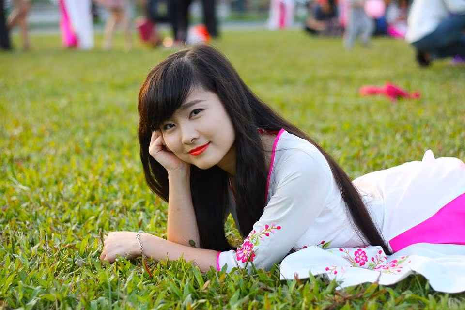Ba năm qua, Nhật Lệ cũng chứng kiến không ít người "nổi tiếng bất thình lình" như mình và cô rút ra kết luận, mạng xã hội muôn đời vẫn vậy, buổi sáng còn ồ ạt "truy lùng" một người trên Facebook, bình luận khen ngợi, "ném đá" đủ kiểu.