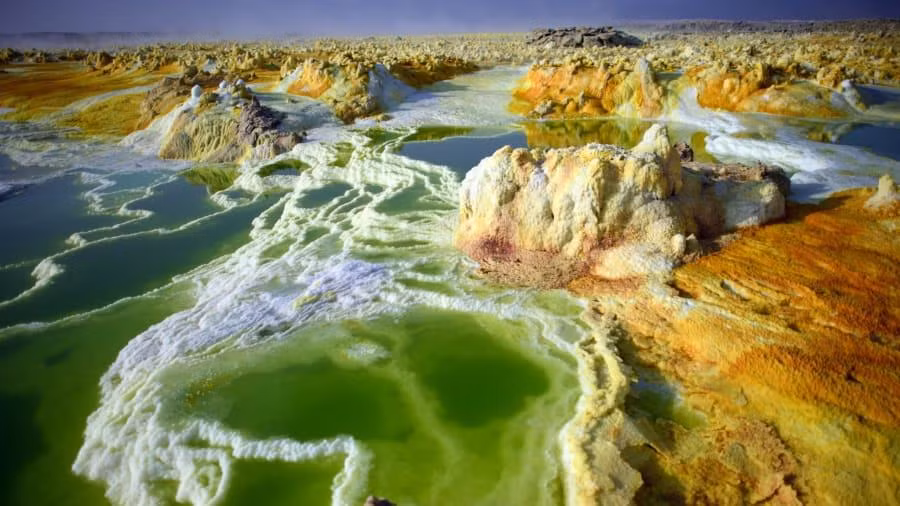 7. Dallol, Ethiopia: Dallol nằm gần biên giới Ethiopia và Eritrea, là một trong những vùng đất khắc nghiệt nhất hành tinh. Dallol có nhiệt độ trung bình 42 độ C, cùng phong cảnh khô cằn và nghi ngút khói như trên sao Hỏa. Ngoài độ nóng đến mức vô lý, nơi đây còn nổi tiếng với nhiều đầm nước thủy nhiệt màu xanh lá cây, bao quanh là những tảng đá đỏ và vàng tạo nên cảnh quan siêu thực.