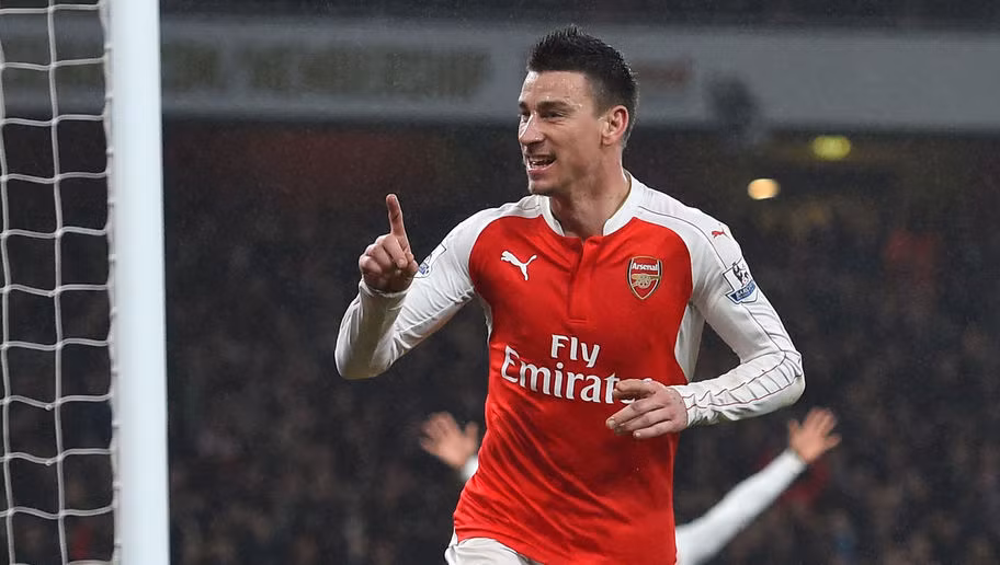 Koscielny cam kết với Arsenal: Trung vệ người Pháp, Laurent Koscielny khẳng định anh không có bất cứ lý do nào rời Arsenal bất chấp sự quan tâm từ các CLB lớn ở Ligue 1. Ảnh: Goal
