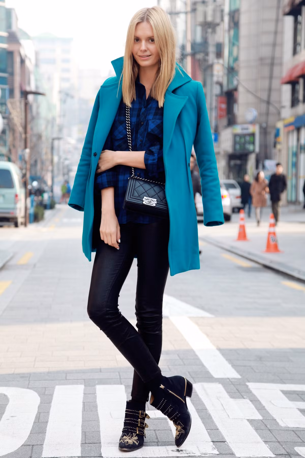 Còn trên trang mạng xã hội Instagram, theo ước tính, Jessica Stein có đến hơn 2.4 triệu lượt theo dõi. Cô nàng rất thường xuyên khoe ảnh cá nhân lên mạng xã hội và được nhiều người đón nhận. Ảnh trong bài: Instagram nhân vật.