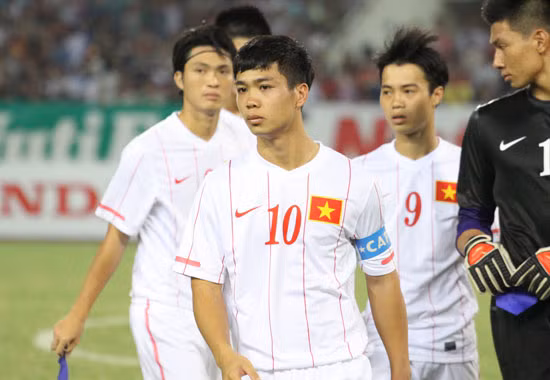 Không lâu sau đó, khi giải đấu U19 Đông Nam Á được diễn ra tại Việt Nam, Công Phượng đã xuống tóc gọn gàng.