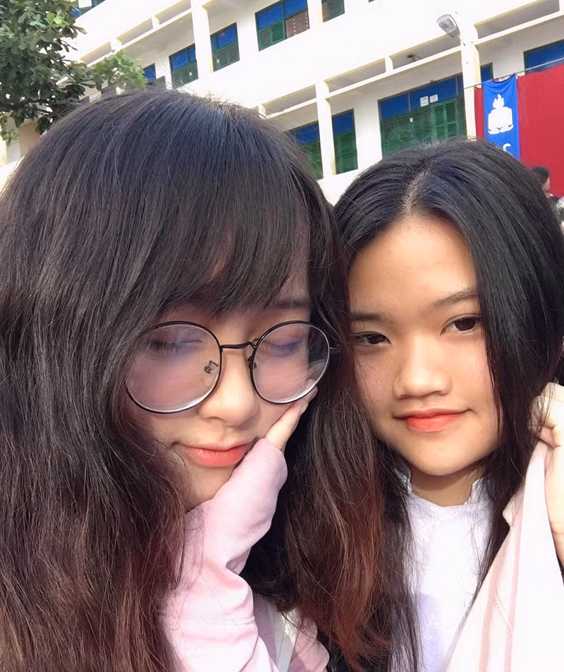 Tuy nhiên, với loạt ảnh chụp gồm khuôn mặt trang điểm khá nổi bật, mắt đeo lens, cùng trang phục khá gợi cảm, Minh Tú đã nhận được nhiều lượt chia sẻ cũng như bình luận trái chiều từ CĐM.