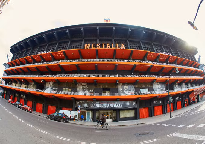 Dự án nâng cấp thánh địa của CLB Valencia là Mestalla được được chính thức khởi công và sân đấu của "Bầy dơi" sẽ có sức chứa từ 55.000 lên thành 65.000 người.