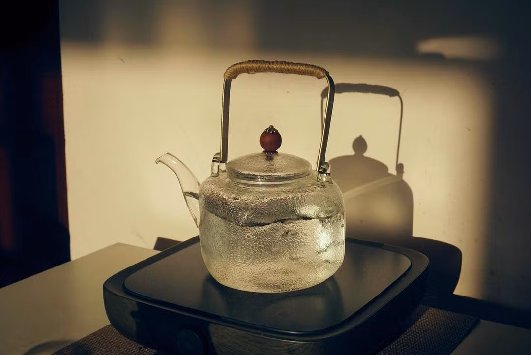 8. Nước sôi mới là nước uống Người Trung Quốc quan niệm nước nóng sẽ giúp phục hồi sức khỏe và giảm bệnh tật. Do đó, trong nhiều nhà hàng ở Trung Quốc, rất ít nơi cung cấp nước đá hoặc nước lạnh. 
