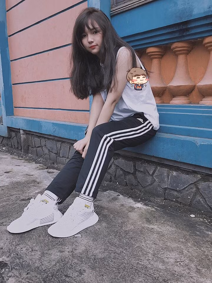 Minh Trân tiết lộ cô thích ca hát, có chút năng khiếu về thời trang và đặc biệt yêu thích giày. Cô bạn 9X Gia Lai này sở hữu khoảng 10 đôi giày thể thao khá "chất". Cô nàng tiết lộ số tiền mua giày do mình đi làm thêm kiếm được.