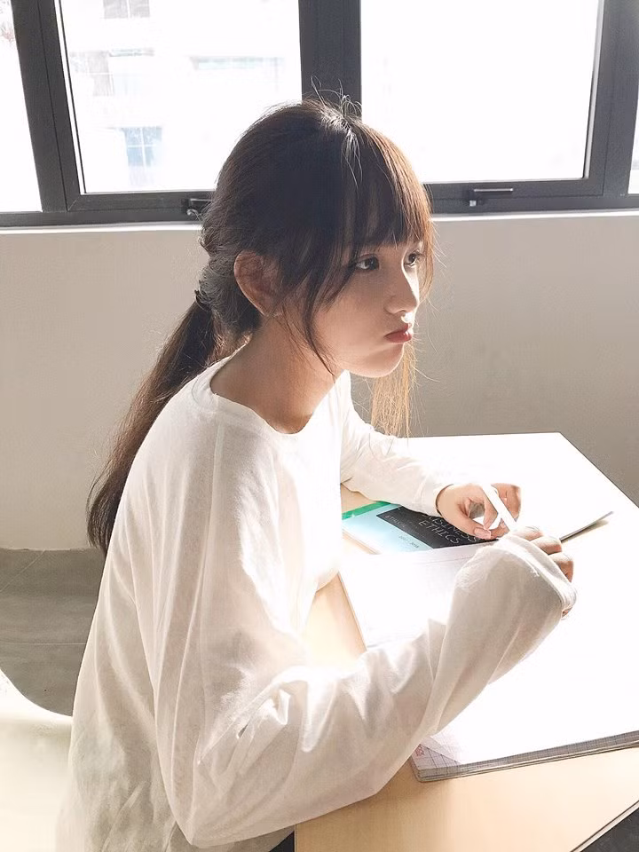 Theo tìm hiểu của dân mạng cô gái xinh đẹp trong bức ảnh được quan tâm đó là hot girl Gia Lai - Trương Minh Trân (19 tuổi, quê Gia Lai), sinh viên năm thứ hai khoa Quản trị Kinh doanh, Đại học Quốc tế Hồng Bàng.