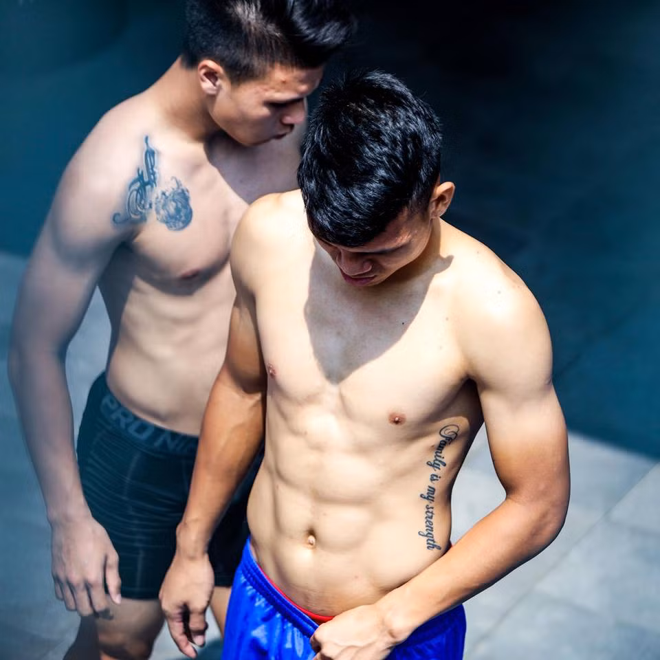 Hiểu rõ cơ thể các cầu thủ Olympic Việt Nam đã mệt nhoài sau quãng đường di chuyển dài trong vài ngày vừa qua, HLV Park Hang Seo đã cho toàn đội những giây phút nghỉ ngơi và kèm đó là những bài trị liệu dưới nước ngay trong khuôn viên khách sạn đội đóng quân.