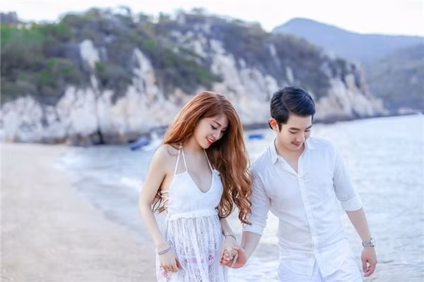Chủ nhân của màn mua kim cương tặng vợ lên tới hơn 100 triệu đồng đó là anh chàng Phú Thịnh cho cô vợ Hoài Trâm nhân dịp vợ anh mang thai đứa con đầu lòng và sắp tới thời kỳ sinh nở.