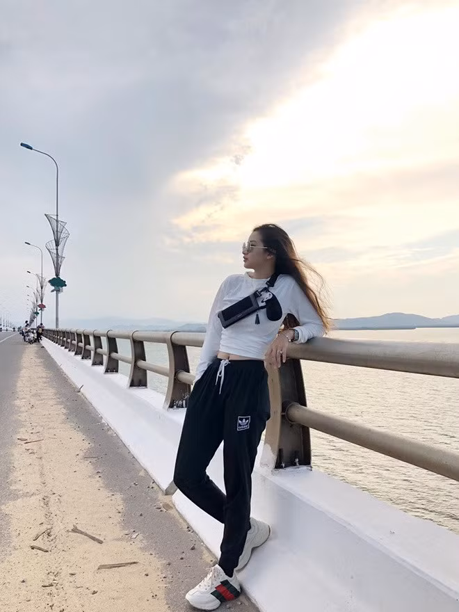 Y Quyên cũng thẳng thắn chia sẻ khi yêu cô không chú trọng đến ngoại hình đối phương. Thế nên các anh chưa cao bằng bạn ấy cũng có thể "ứng tuyển".
