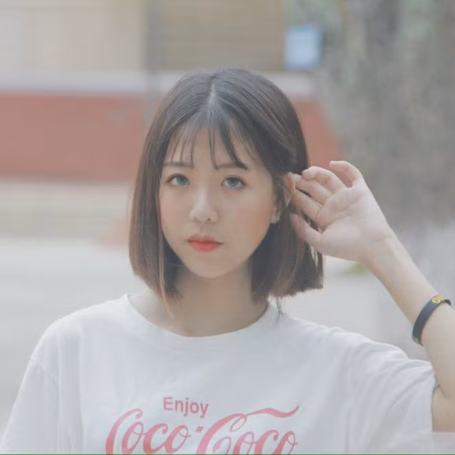Rất nhiều dân mạng đã tò mò về danh tính và nhan sắc của nữ sinh trên. Họ còn tếu táo với nhau rằng liệu có phải vì sợ mùi hoa sữa đang nồng nặc tại Hà Nội khiến cô gái này phải thực hiện cách đeo khẩu trang để uống trà sữa chẳng giống ai. Tuy nhiên, khi tìm ra chủ nhân của bức ảnh độc đáo trên thì nhiều người lại vô cùng ngỡ ngàng trước vẻ đẹp và thông tin cá nhân của cô bạn nhanh chóng được update.