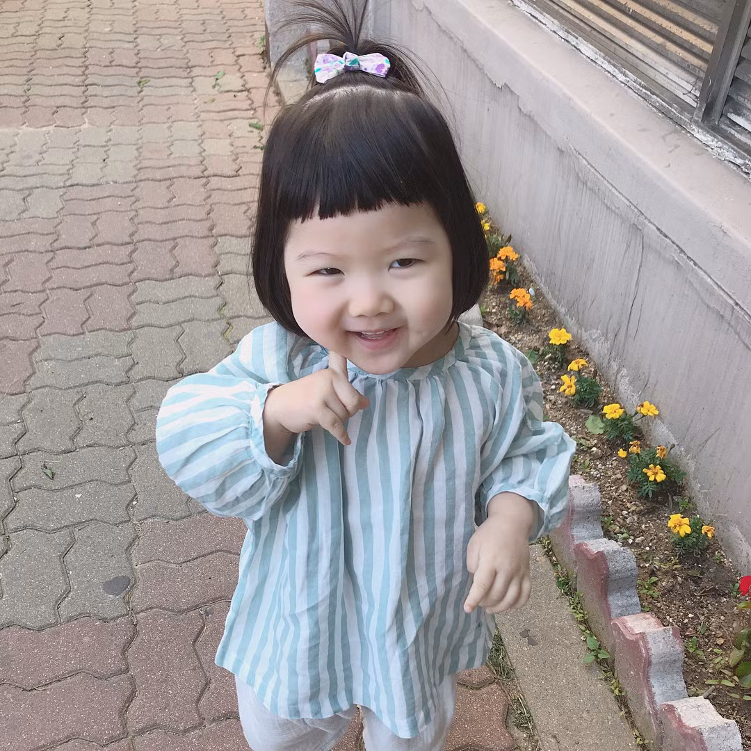 Sự ngây thơ, tinh nghịch, dễ thương đã làm nên thương hiệu cho Seo Ah và là gương mặt nhóc tì hot nhất trên MXH.