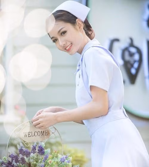 Cùng ngắm nhìn những khung hình mới nhất của nữ y tá Thái Lan bị sa thải vì quá xinh đẹp.
