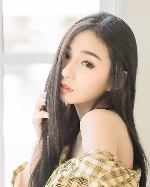 Thoát khỏi chiếc áo blouse trắng, gu thời trang của người đẹp 9x khá phóng khoáng và gợi cảm.