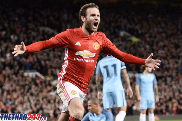 Hé lộ tương lai Juan Mata: Nguồn tin từ Daily Star cho hay, Mourinho và lãnh đạo Quỷ đỏ rất ấn tượng với phong độ của Juan Mata ở mùa giải này nên sẽ kích hoạt điều khoản gia hạn hợp đồng thêm 1 năm với ngôi sao người Tây Ban Nha. Giao kèo hiện tại giữa Mata và MU sẽ hết hiệu lực vào hè năm sau. Chính vì thế, nếu gia hạn thành công, Mata sẽ ở lại sân Old Trafford đến hè năm 2019.