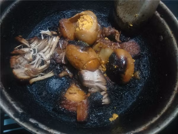 Thịt kho trứng theo phong cách hạ thổ.