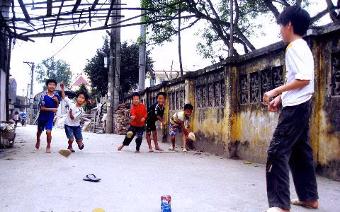 Còn có người bình dưới clip này rằng: "Các dì các mẹ quả là xì-tin, chiều chiều ngồi ngắm các họ chơi thôi là cả một khoảng trời tuổi thơ lại ùa về. Ngoài tạt lon còn đánh đáo, đánh khăng hay bọn con gái thì nhảy dây chơi chuyền". Ảnh: Dongcam.vn