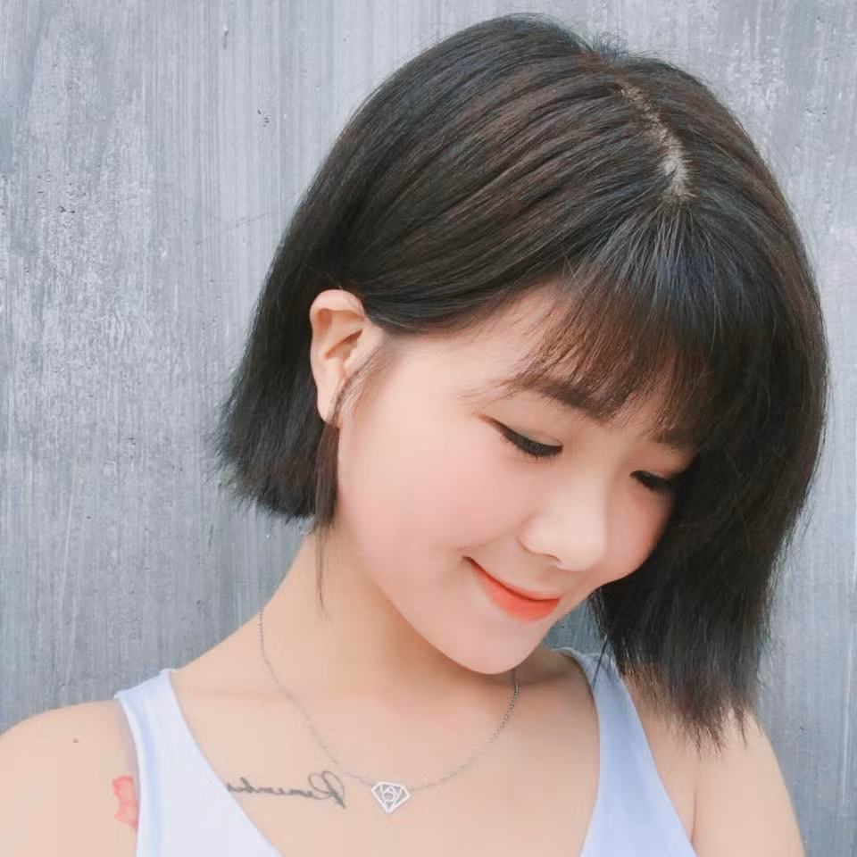 Trên trang cá nhân của mình, Yến Nhi đang sở hữu hơn 60 ngàn lượt theo dõi. Yến Nhi rất đam mê ca hát và thường đi hát acoustic ở quán cà phê, hát tại event.