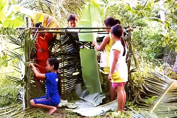 Lấy lá chuối, lá dừa và thân cây để dựng sạp bán hàng là điều mà không ít những bạn trẻ đã làm khi còn bé để bắt đầu trò chơi bán đồ hàng của mình.